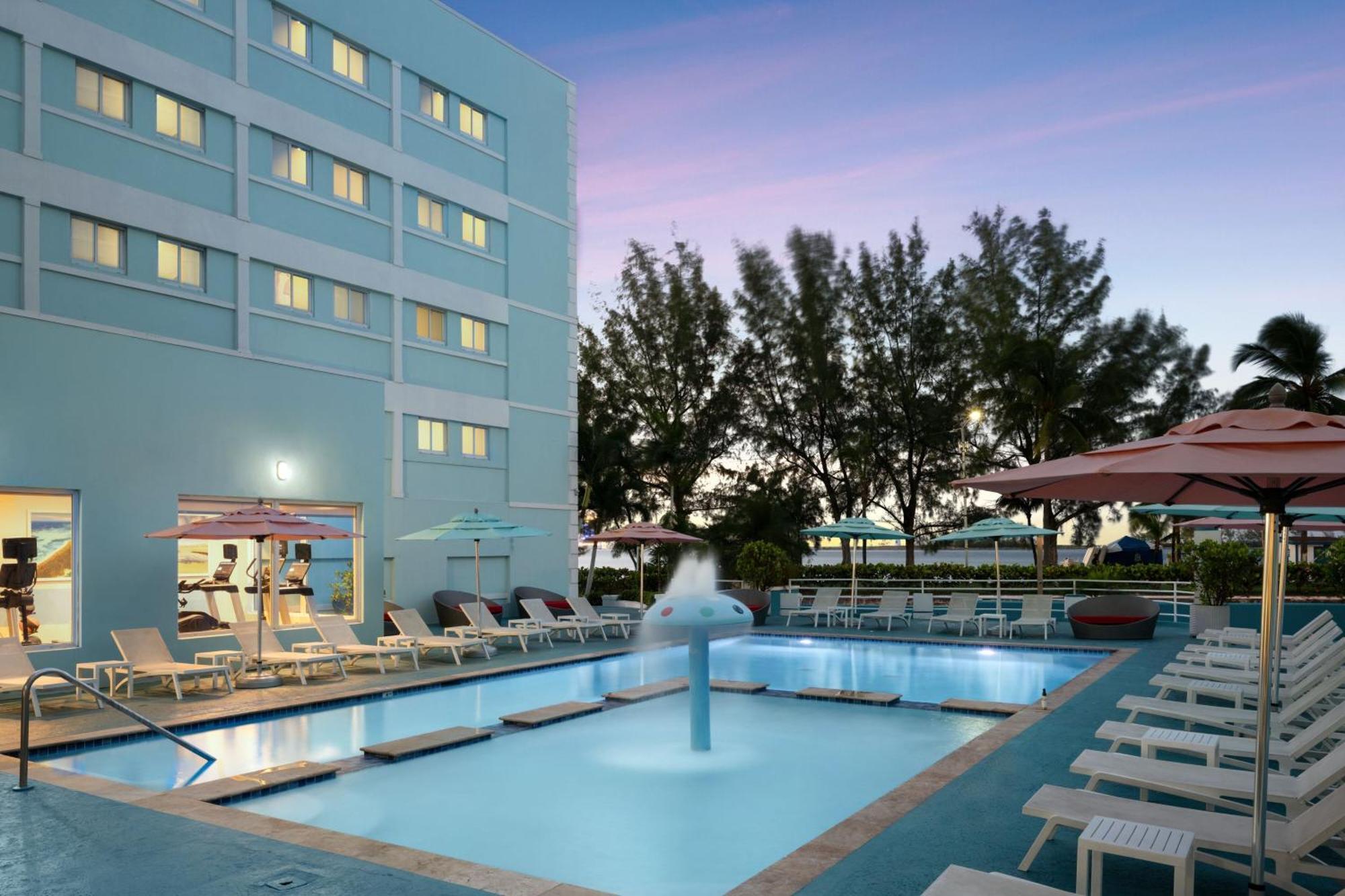 Courtyard By Marriott Nassau Downtown/Junkanoo Beach Екстер'єр фото